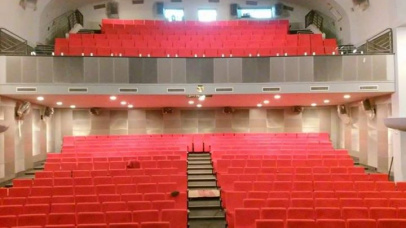 U martu gostovanja predstava &bdquo;Otac&ldquo; i &bdquo;Narodni poslanik&ldquo;